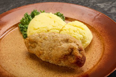 Patates püresiyle doğranmış etten çıtır tavuk pirzolası.