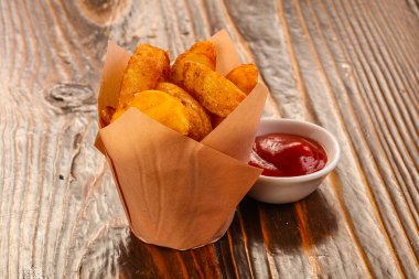 Domates soslu kızarmış patates dilimleri.