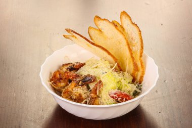 Karides ve parmesan peynirli Sezar salatası.