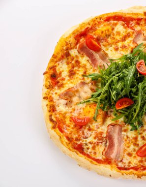 Pastırmalı pizza, peynir ve roka.