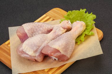 Çiğ tavuk budu pişirmeye hazır.