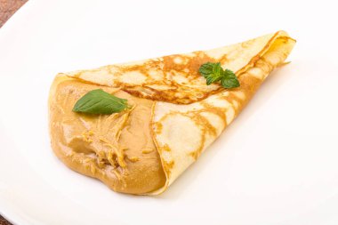 Fıstık ezmeli krep nane yaprağı servis edildi.