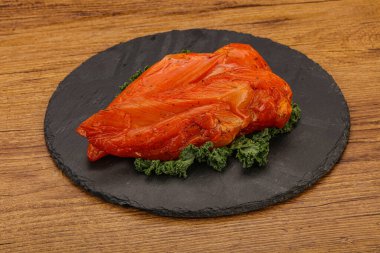 Baharatlı ve otlu füme tavuk göğsü.