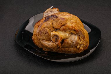 Baharatlı ve otlu domuz budu.