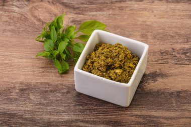 Fesleğen ve sedir fıstıklı yeşil sos sosu.