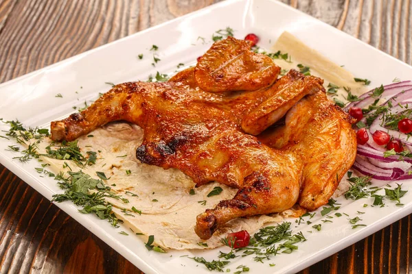 Ayam Panggang Menyajikan Berbagai Sayuran Dan Rempah Rempah — Stok Foto