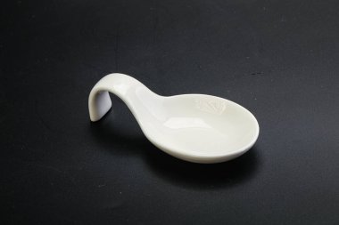 Mutfak malzemeleri servis etmek için küçük bir tabak.