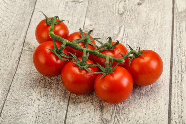 Taze olgun domates dalıyla izole edilmiş.