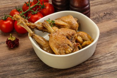 Tatlı ve baharatlı soslu tavşan yahnisi.