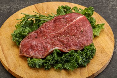 Baharatlı ızgara için çiğ biftek.