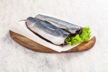 Pişirmek için derili marine edilmiş ringa fileto.