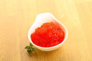 Rus kırmızı havyarı kasede.