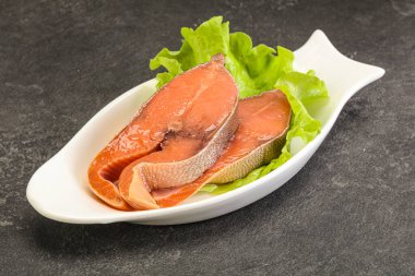 İki pembe somon balığı bifteği. Salata yaprağı.
