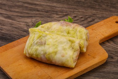 Ev yapımı çiğ lahana ve yemek pişirmek için et.