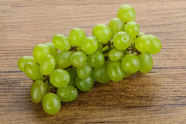 Rijp Zoete Groene Druiventak Geïsoleerd — Stockfoto