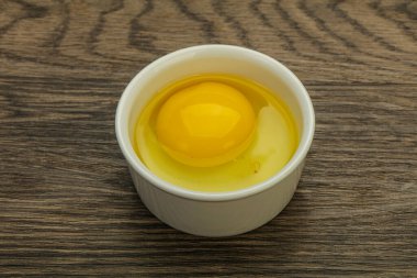 Pişirmek için çiğ tavuk yumurtası.