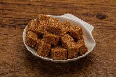 Kahverengi baston şeker yavruları kasede