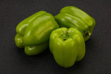 Yeşil tatlı dolmalık biber yığını 