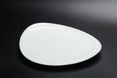 İzole edilmiş servis için beyaz boş tabak