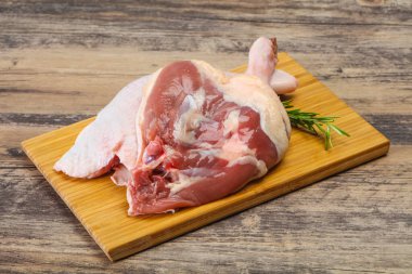 Çiğ ördek bacağı pişirmek için biberiye servis edilir.