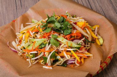 Mangolu Asya salatası, havuç ve lahana.