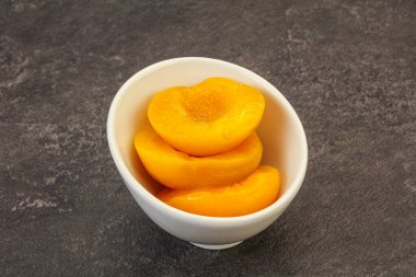 Şırıngayla marine edilmiş şeftali meyvesi.