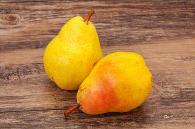 Arka planda taze sarı armut