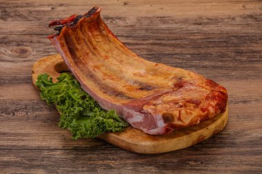 Baharatlı ve otlu domuz pirzolası.