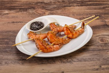 Biber soslu Asya usulü karides şişi.