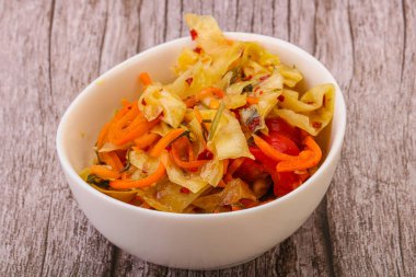 Havuçlu ve biberli baharatlı lahana turşusu.