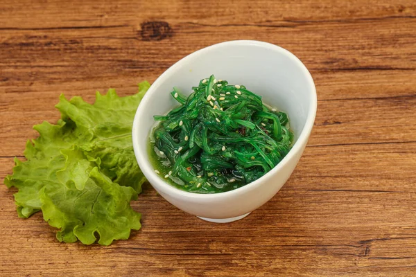 Grön Chuka Sjögräs Sallad Isolerad Vit Bakgrund Ovanifrån Wakame Sea — Stockfoto