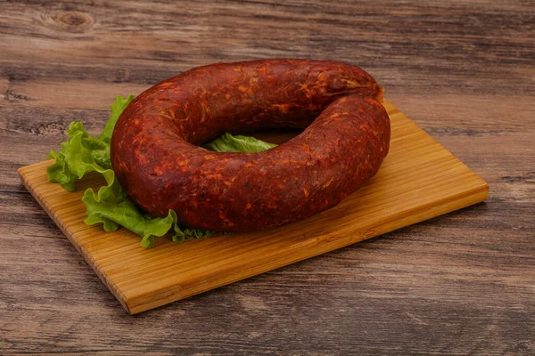 Krakowska Wurst Über Dem Brett Mit Kräutern Und Gewürzen — Stockfoto