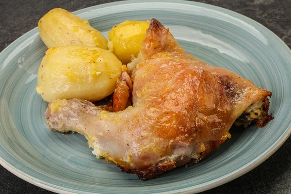 Ristet Kyllingeben Med Bagt Kartoffel - Stock-foto