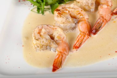 Krema soslu karides ve roka