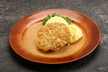 Kıymalı tavuk pirzolası ve patates püresi.