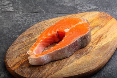 Pişirmek için çiğ somon bifteği.