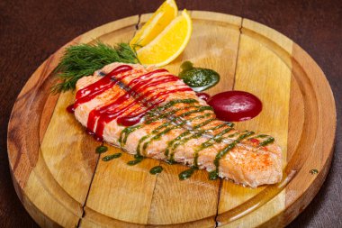 Pesto ve böğürtlen soslu fırında somon bifteği