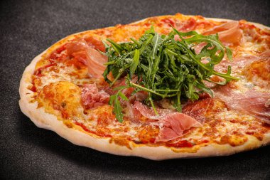 Parmalı pizza, peynir ve roka.