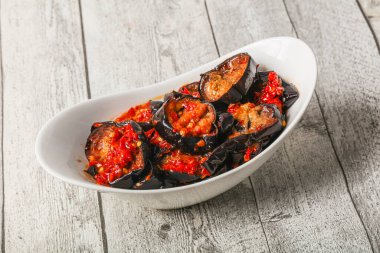 Biberli ve baharatlı fırında patlıcan.