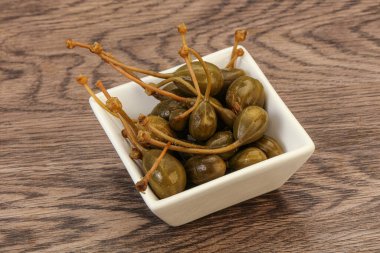 Lezzetli kapari meyveleri kasede 