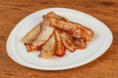 Kızarmış domuz pastırması tabakta.