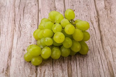 Tatlı ve lezzetli olgun yeşil üzüm 
