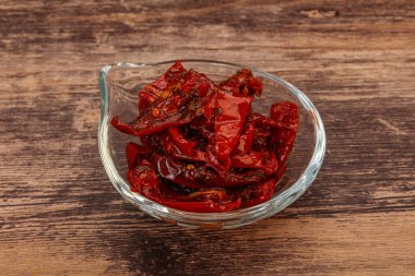 Zeytinyağı ve bitkilerle kurutulmuş domates.