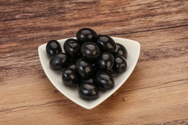 Kasede marine edilmiş siyah zeytin.