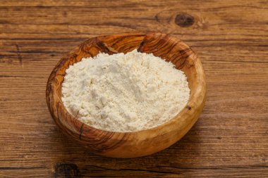 Buğday unu kasede yemek pişirmek için.