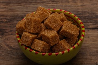 Kahverengi baston şeker yavruları kasede