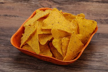 Meksika mısır cipsi üçgen yığını.