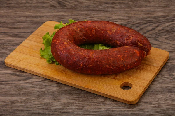 Krakowska Wurst Über Dem Brett Mit Kräutern Und Gewürzen — Stockfoto