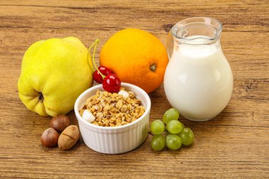 Organik granola ve sütle kahvaltı