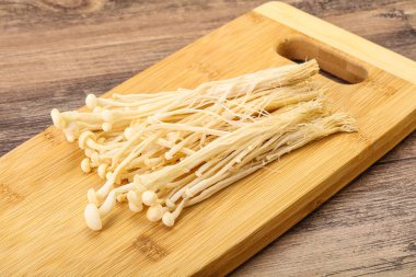 Çiğ Japon Enoki mantarı pişirmek için.